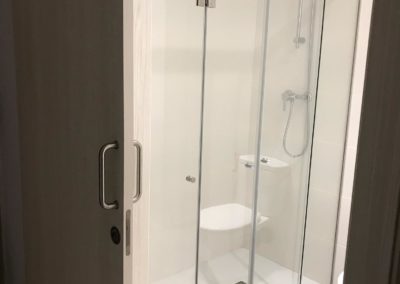 Instalación mampara de ducha minimalista y plato de ducha a ras de suelo