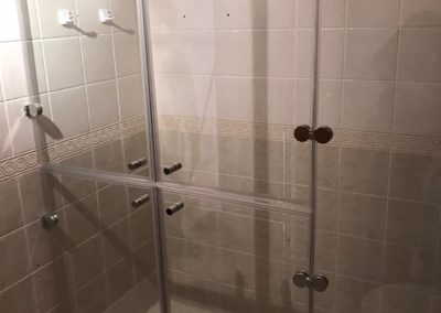 mampara de ducha minimalista en Tarragona