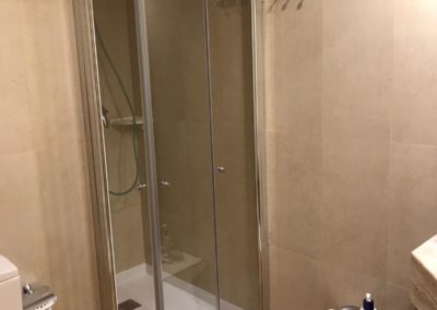 reforma de baño con mampara de ducha a medida