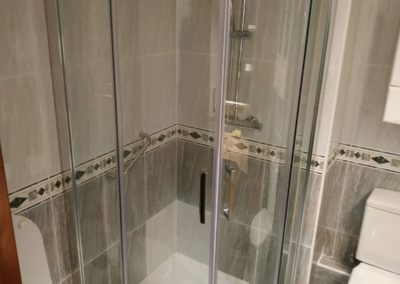 reforma de baño con mampara de ducha semicircular y plato de ducha semicircular en Tarragona