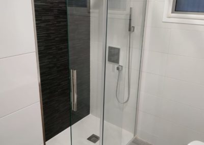 reforma de baño con mampara minimalista en Tarragona